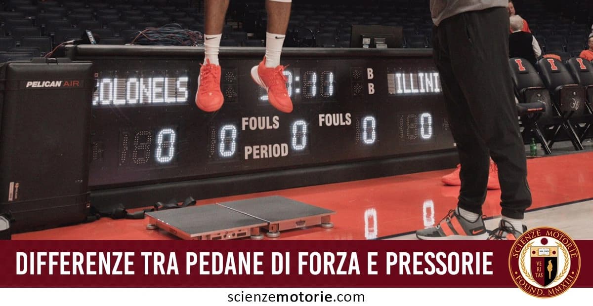 Due persone in palestra accanto a una pedana di forza; una esegue un salto mentre l'altra osserva, con il testo "Differenze tra pedane di forza e pressorie" in basso assieme al logo di Scienze Motorie