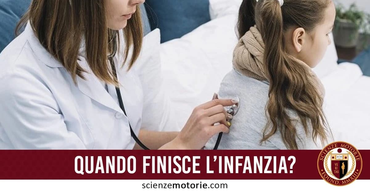 Dottoressa con stetoscopio ascolta la schiena di una bambina con i capelli legati in una coda di cavallo e una sciarpa. In basso, la scritta 'Quando finisce l'infanzia?' e il logo di scienze motorie.com