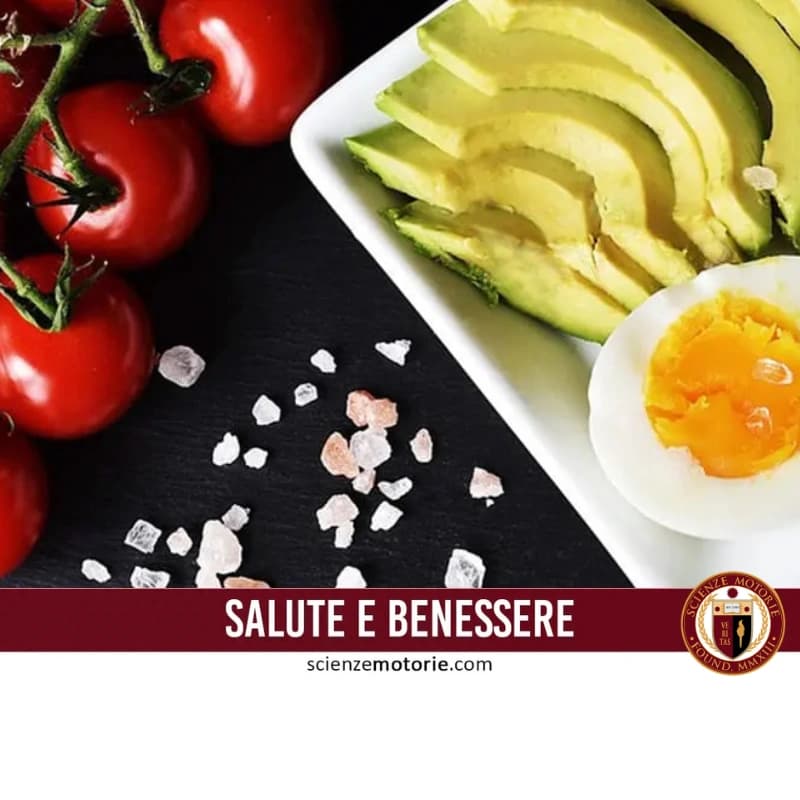 L'immagine mostra un piatto sano composto da fette di avocado, uova sode tagliate a metà e pomodori ciliegia, con sale grosso sparso sul tavolo, creando una composizione fresca e nutriente. Questo piatto è un'ottima scelta per chi cerca un'alimentazione sana, ricca di grassi sani, proteine e vitamine. L'immagine è ideale per contenuti relativi a salute, benessere, alimentazione equilibrata e ricette sane. Il testo in basso, "SALUTE E BENESSERE", è accompagnato dal logo di scienzemotorie.com