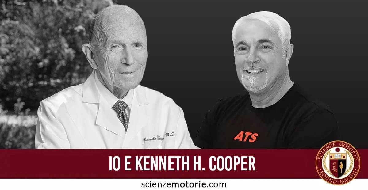 L'immagine mostra due uomini su uno sfondo diviso. A sinistra, uno indossa un camice da medico con cravatta, mentre a destra, l'altro ha una maglietta con "ATS". La parte sinistra è in bianco e nero, quella destra a colori. In basso, una fascia rossa con il testo "IO E KENNETH H. COOPER" e il sito web "scienzemotorie.com". Sulla destra, c'è il logo "SCIENZE MOTORIE