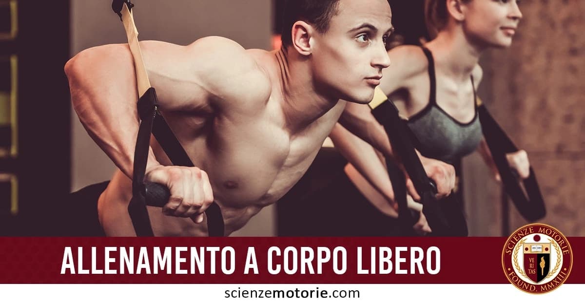 L'immagine raffigura due individui impegnati in un’attività di allenamento a corpo libero con l’ausilio di cinghie sospese, tipiche del functional training (come il TRX). Il testo “ALLENAMENTO A CORPO LIBERO” accompagnata dal logo di scienzemotorie.com