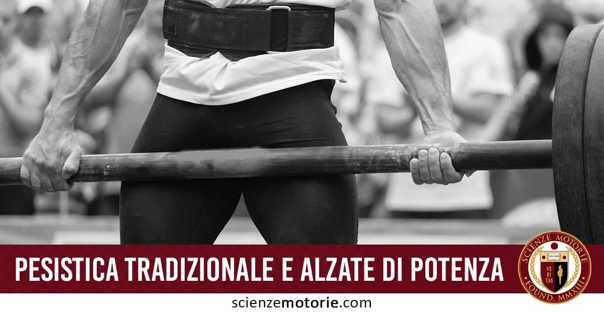 L'immagine mostra una persona che solleva un bilanciere, utilizzando una cintura di sollevamento pesi, durante un'attività di sollevamento pesi o powerlifting. In basso, il testo "PESISTICA TRADIZIONALE E ALZATE DI POTENZA" è accompagnato dal logo e dal sito scienzemotorie.com