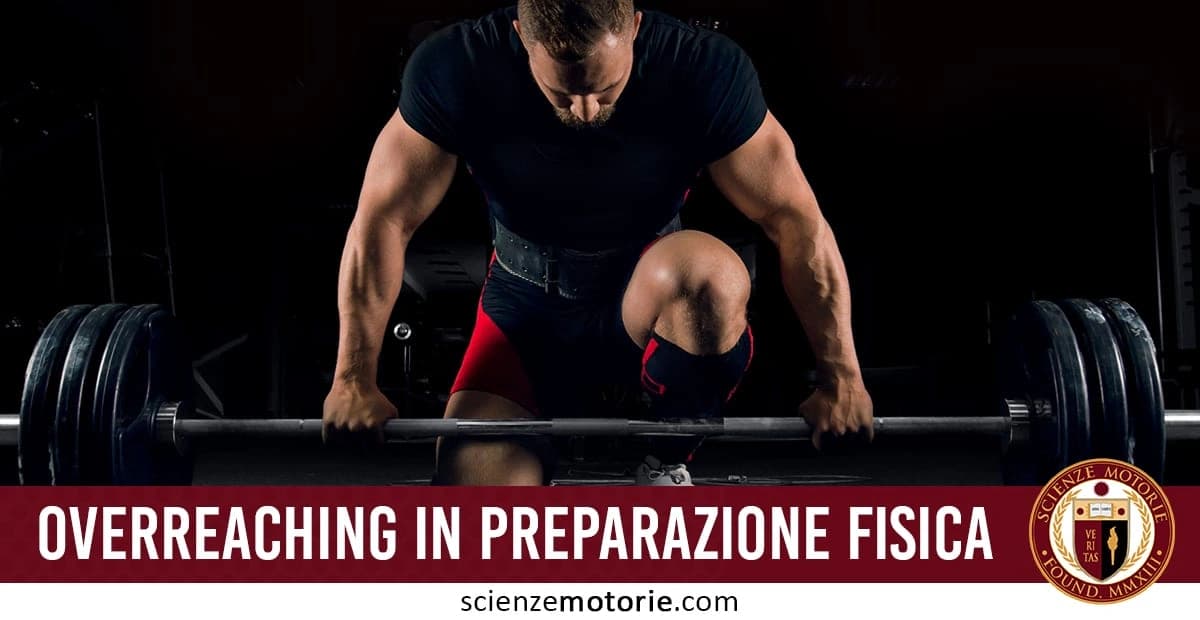 Persona che solleva un bilanciere pesante in palestra con la scritta "Overreaching in Preparazione Fisica" e il logo "Scienze Motorie" in basso.