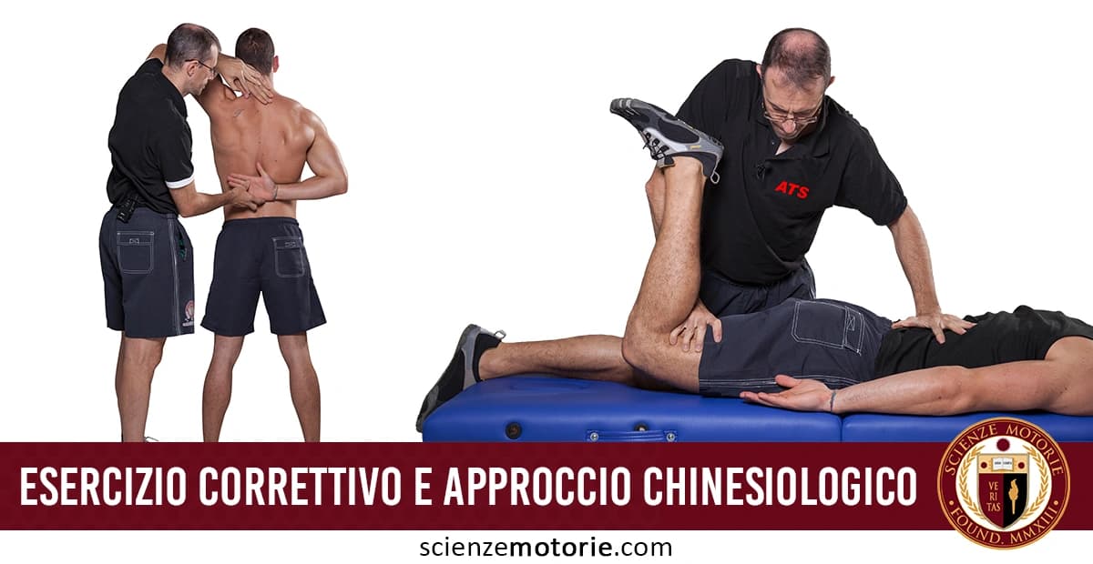 L’immagine mostra due fasi di un approccio chinesiologico. A sinistra, un professionista valuta la postura di una persona in piedi, mentre a destra esegue un esercizio correttivo su lettino, flettendo la gamba del paziente. nella parte bassa dell'immagine è presente la scritta "Esercizio Correttivo e approccio chinesiologico" e il logo di ScienzeMotorie.com