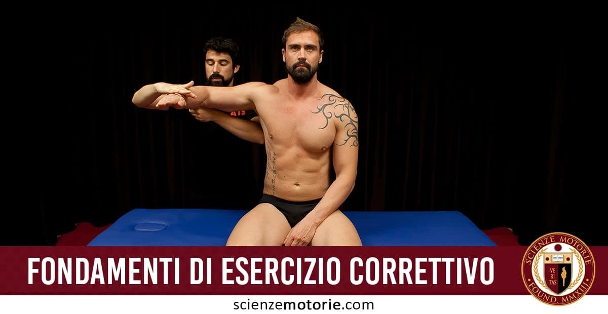 L'immagine raffigura un uomo seduto su un lettino da massaggio, con indosso solo pantaloncini neri e un tatuaggio visibile sul braccio destro. Un operatore posizionato dietro di lui gli tocca il braccio, suggerendo un intervento manuale o una valutazione. L'ambiente è scarsamente illuminato, e in basso si legge la scritta “FONDAMENTI DI ESERCIZIO CORRETTIVO”, accompagnata dal logo “scienzemotorie.com”.