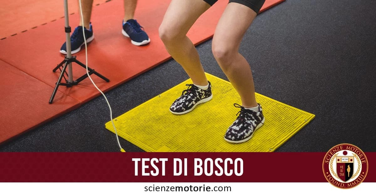 Persona che esegue il "Test di Bosco" su una pedana gialla, con un altro individuo sullo sfondo e attrezzature sportive.