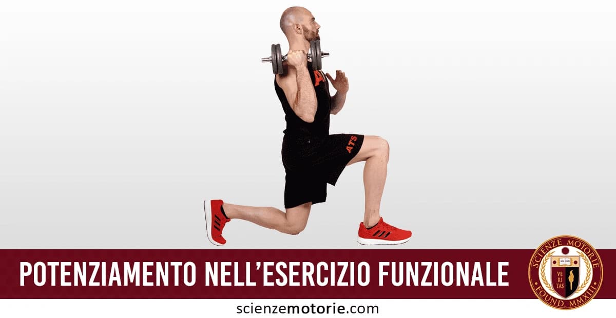 Persona che esegue un esercizio di affondo con manubri, indossando abbigliamento sportivo Sotto l'immagine, è presente la scritta "Potenziamento nell'esercizio funzionale" accompagnata dal logo di "Scienze Motorie."