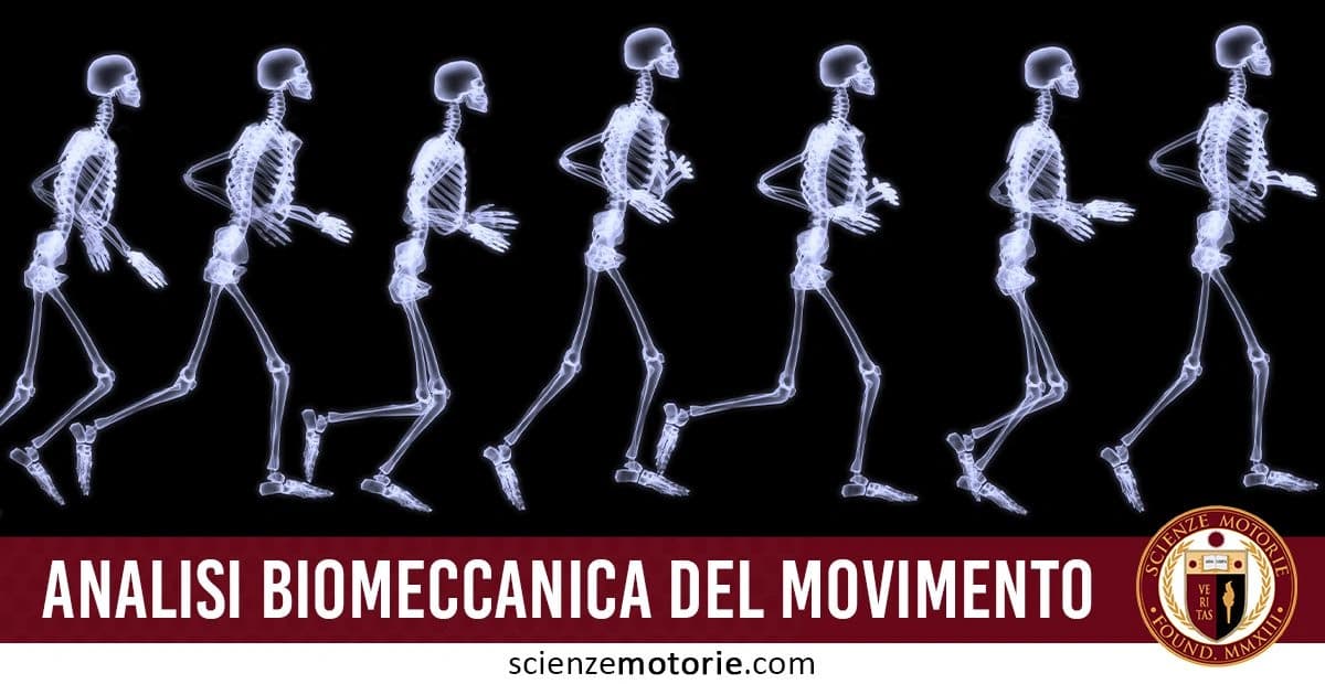 Sequenza di scheletri in movimento che illustra un’analisi biomeccanica del camminare e correre, con il testo "Analisi biomeccanica del movimento" e il logo di Scienze Motorie a destra.