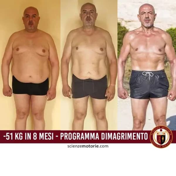 Sequenza di trasformazione fisica di un uomo che mostra una perdita di 51 kg in 8 mesi, da sovrappeso a fisico tonico e muscoloso. In basso il testo “Programma Dimagrimento” e il logo Scienze Motorie.