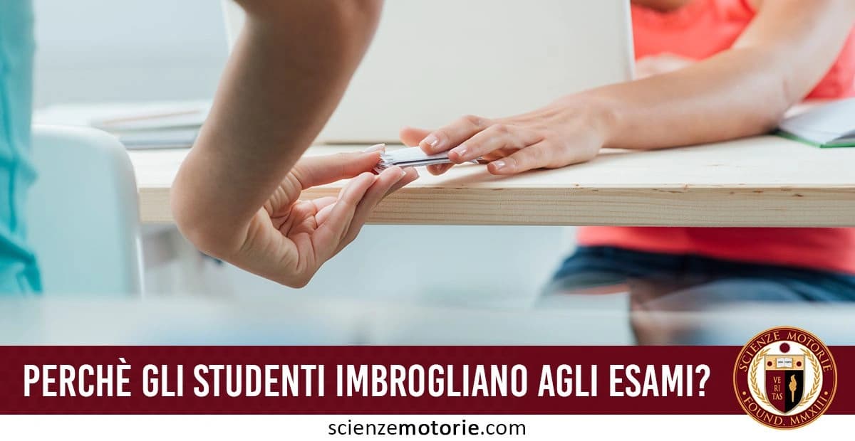 Due persone sedute a un tavolo, una passa un foglio all'altra, suggerendo un tentativo di imbroglio durante un esame. Il testo "Perché gli studenti imbrogliano agli esami?" appare in basso assieme al logo di Scienze Motorie