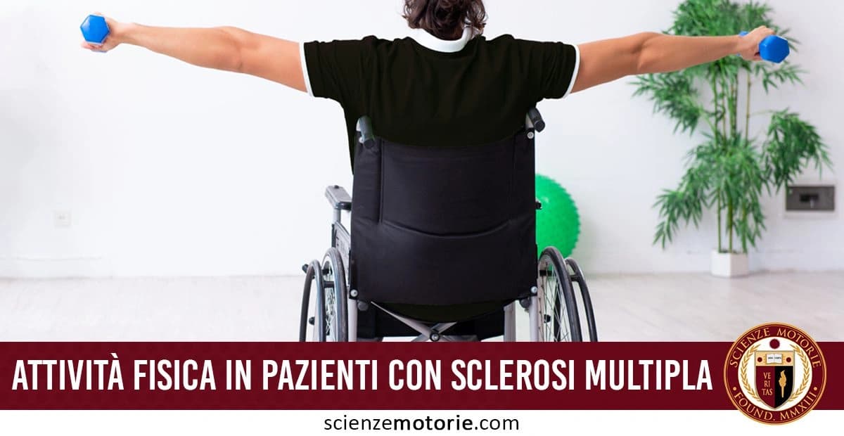Persona su una sedia a rotelle che solleva pesi leggeri, illustrando attività fisica per pazienti con sclerosi multipla. Sullo sfondo ci sono piante e un testo con il logo di Scienze Motorie.