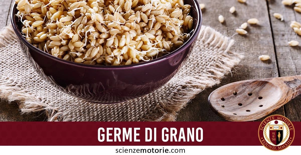 Ciotola scura con germogli di grano su una tovaglietta di iuta, accompagnata da un cucchiaio di legno forato. In basso, il testo "GERME DI GRANO" e il logo di Scienze Motorie