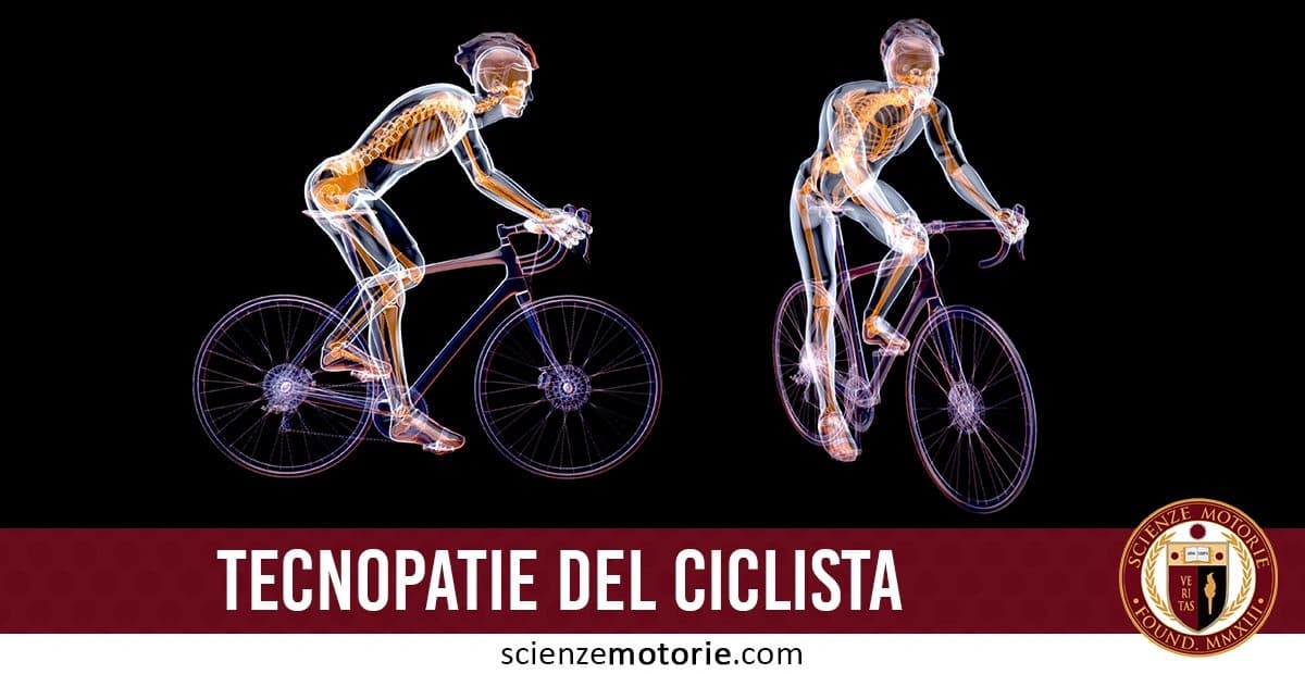 Due ciclisti con scheletro e muscoli evidenziati in trasparenza, illustrano le tecnopatie legate alla posizione in sella. In basso a destra, accanto alla scritta, si trova il logo di Scienze Motorie
