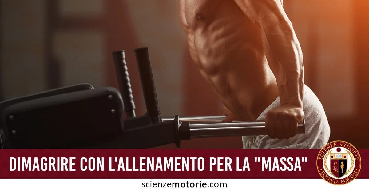 L'immagine mostra una persona in allenamento, utilizzando una macchina per esercizi che evidenzia il suo torso muscoloso. La scena trasmette un'atmosfera dinamica tipica di una sessione di allenamento in palestra. In basso c'è una barra con il testo "Dimagrire con l'allenamento per la 'massa'". Sul lato dell'immagine è visibile il logo di Scienze Motorie