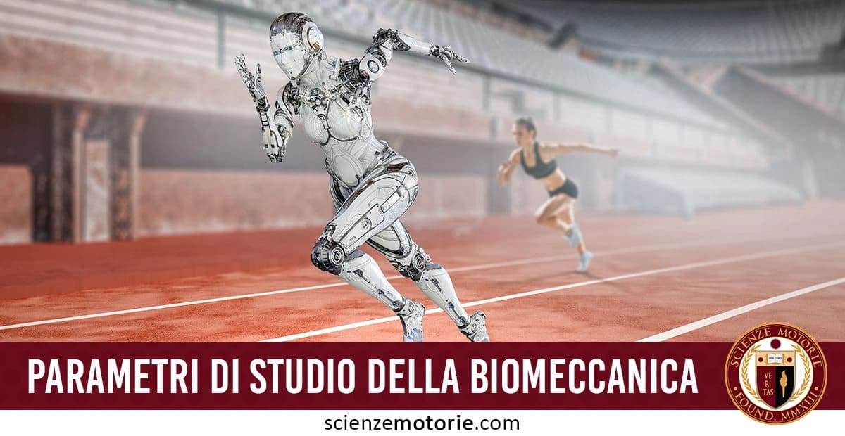 L'immagine mostra un robot umanoide che corre su una pista d'atletica, esplorando i parametri di studio della biomeccanica. Sullo sfondo, una persona che corre è sfocata, creando un contrasto tra la macchina e l'essere umano. In basso, si trova il testo "PARAMETRI DI STUDIO DELLA BIOMECCANICA". A destra c'è il logo di Scienze Motorie