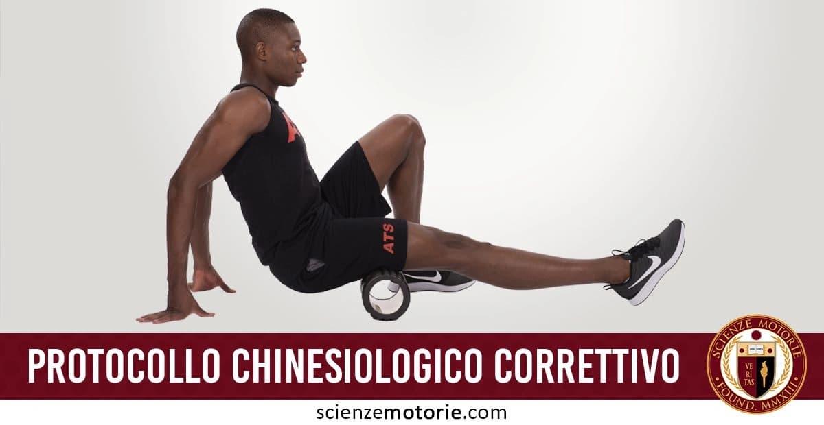 Persona che esegue un esercizio di stretching posturale usando un rullo di schiuma sotto la gamba, con abbigliamento sportivo nero e scarpe da ginnastica. Sotto l'immagine, è presente il testo "PROTOCOLLO CHINESIOLOGICO CORRETTIVO" accompagnato sulla destra dal logo di Scienze Motorie