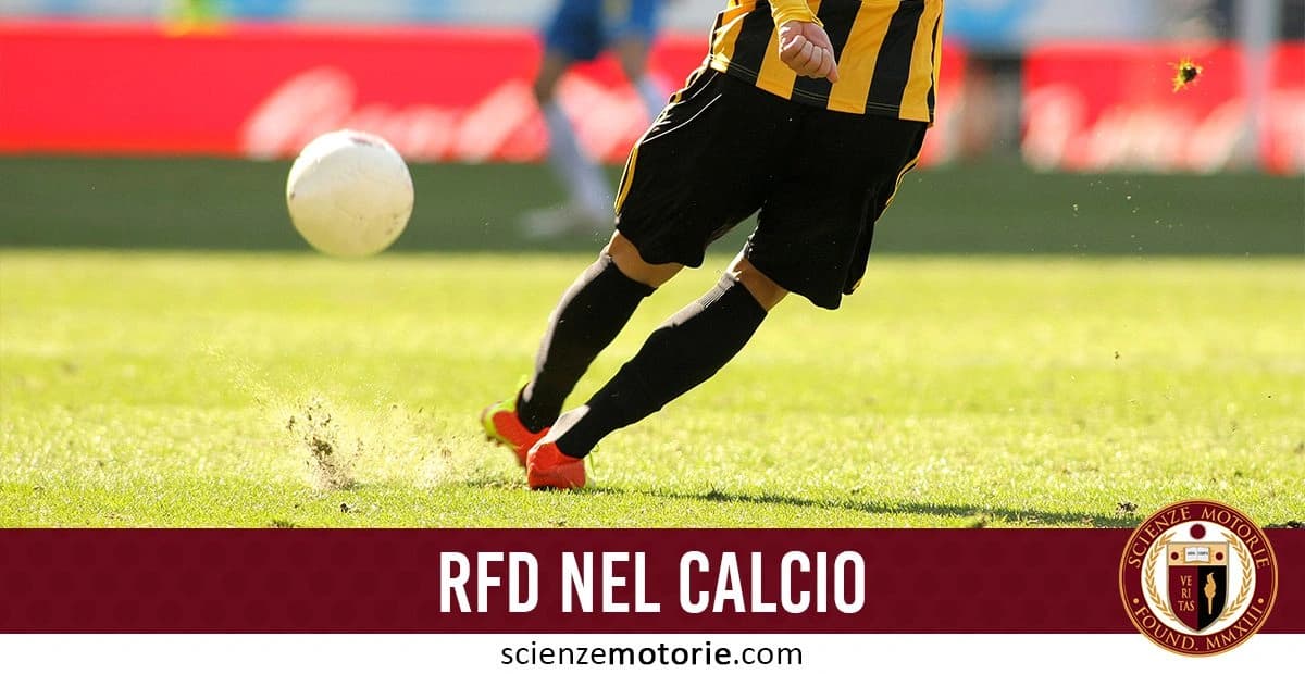 Giocatore di calcio in azione, indossa una maglia a righe gialle e nere e pantaloncini neri, calciando un pallone su un campo, con movimento evidente della gamba destra. Sullo sfondo si vedono altri giocatori e cartelloni pubblicitari l'immagine è accompagnata dalla scritta "RFD nel calcio" e dal logo di ScienzeMotorie.com