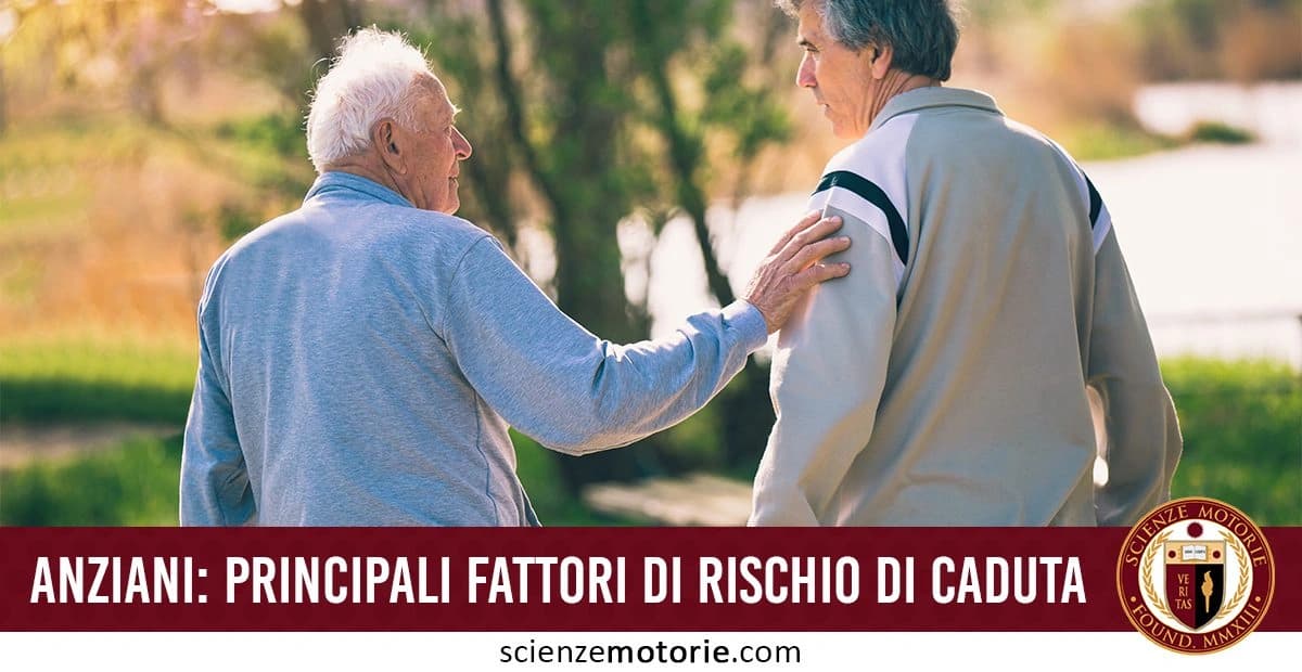 Due uomini anziani camminano all'aperto in un ambiente naturale. Uno appoggia la mano sulla spalla dell'altro in segno di supporto e amicizia. l'immagine è accompagnata dalla scritta "Anziani: principali fattori di rischio di caduta" e dal logo di ScienzeMotorie.com