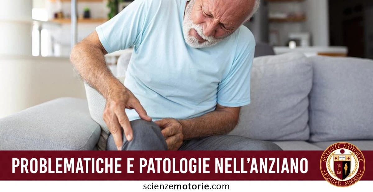 Uomo anziano seduto su un divano, con una mano sul ginocchio, mostrando segni di dolore. Il testo recita 'PROBLEMATICHE E PATOLOGIE NELL'ANZIANO' accompagnato dal logo di Scienze Motorie.com