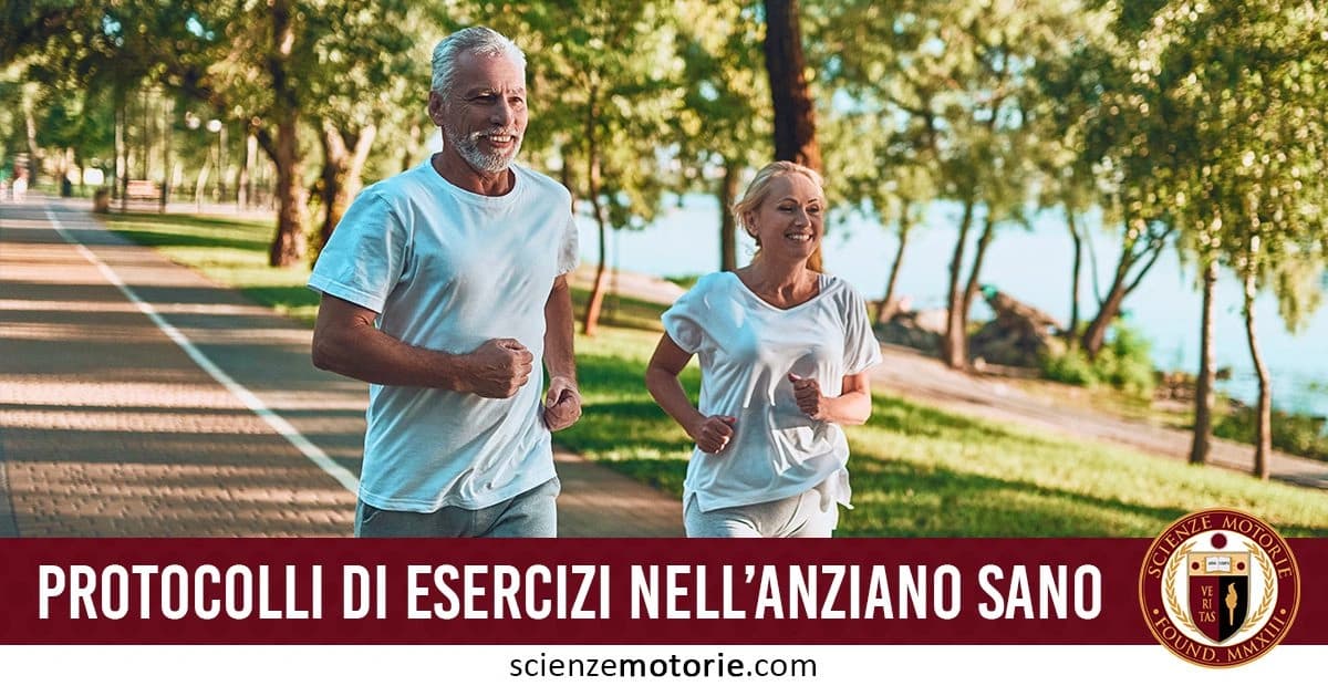Due persone anziane fanno jogging in un ambiente all'aperto con alberi, indossando abbigliamento sportivo bianco. In basso, la scritta "PROTOCOLLI DI ESERCIZI NELL'ANZIANO SANO" con il logo Scienze Motorie.com