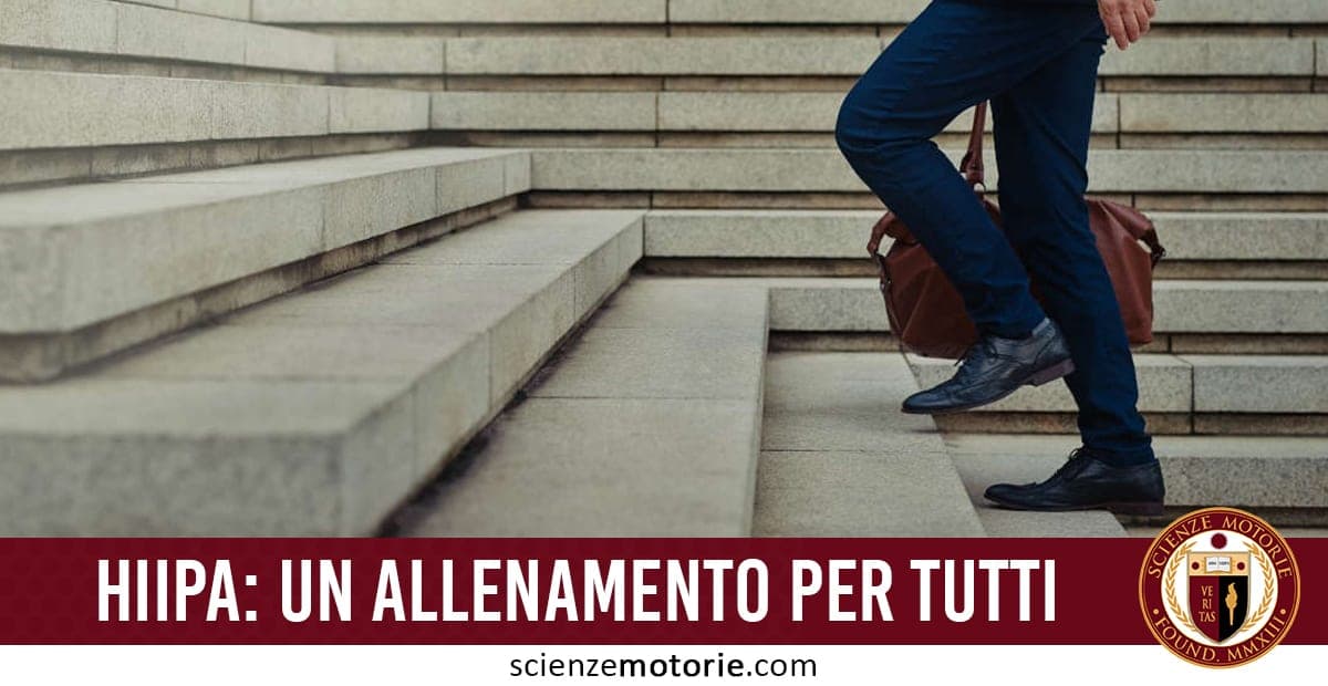 L'immagine mostra una persona che sale una scalinata di pietra, vestita in abiti formali e con una borsa marrone in mano. In basso, c'è del testo che dice "HIIPA: UN ALLENAMENTO PER TUTTI", accompagnato dal logo di "Scienze Motorie".