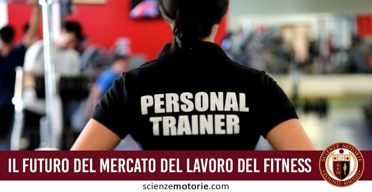 Persona di spalle con maglietta nera "PERSONAL TRAINER" in palestra, con sfondo di persone che si allenano e barra rossa con testo sul futuro del mercato fitness.