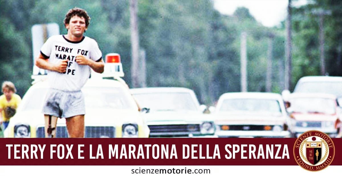 L’immagine mostra una persona che corre durante un evento all’aperto, con una maglietta recante la scritta "TERRY FOX MARATHON OF HOPE". Sullo sfondo si intravedono auto e in basso il testo "TERRY FOX E LA MARATONA DELLA SPERANZA" insieme al logo di Scienze Motorie