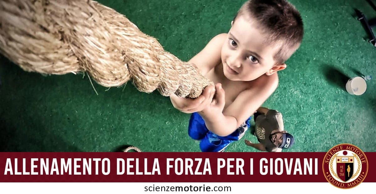 Bambino che si arrampica su una corda durante un esercizio di forza, con pantaloncini blu, mentre un adulto lo osserva. In basso è presente il testo "ALLENAMENTO DELLA FORZA PER I GIOVANI" e il logo di scienzemotorie.com in basso a destra.