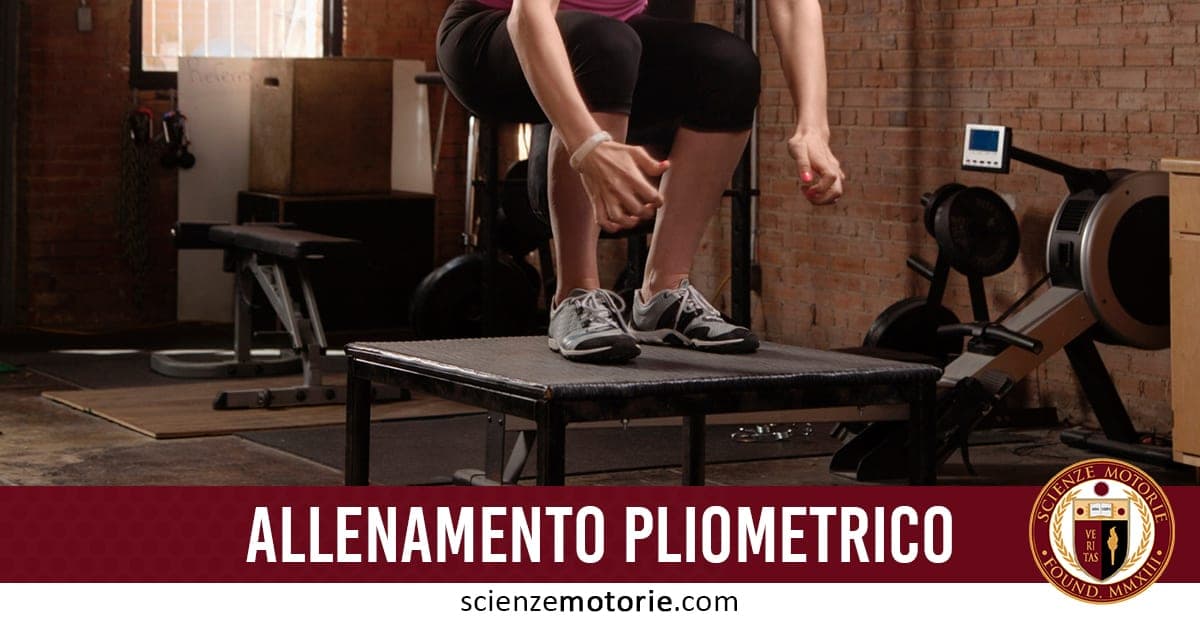 Persona in palestra esegue un salto su piattaforma come esercizio pliometrico, con abbigliamento sportivo e attrezzature sullo sfondo; in basso il testo "Allenamento Pliometrico" e il logo di ScienzeMotorie.com.