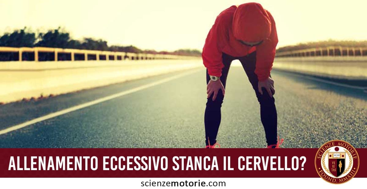 L’immagine mostra una persona in abbigliamento sportivo, con felpa rossa e scarpe da ginnastica, piegata in avanti con le mani sulle ginocchia, stanca dopo una corsa su una strada vuota. Lo sfondo minimalista evidenzia solitudine e fatica. In basso, una fascia rossa con la scritta “ALLENAMENTO ECCESSIVO STANCA IL CERVELLO?” e il logo di ScienzeMototire.com