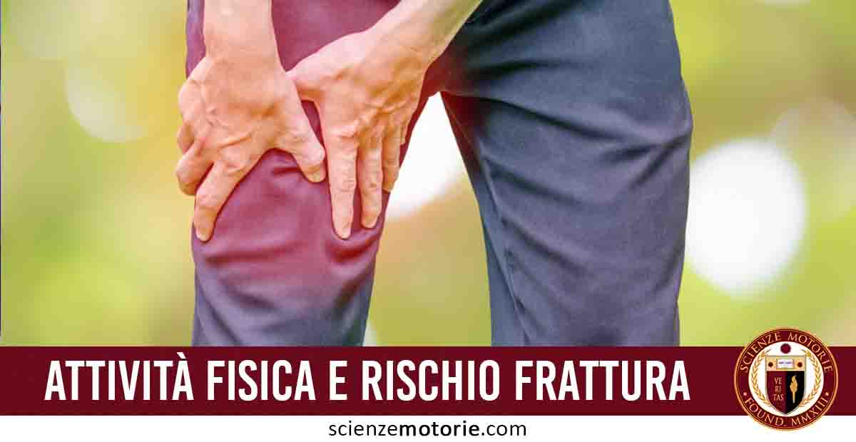 Mani che tengono un ginocchio dolorante di una persona con pantaloni blu, sfondo sfocato verde, rappresentando dolore e rischio di frattura durante attività fisica.