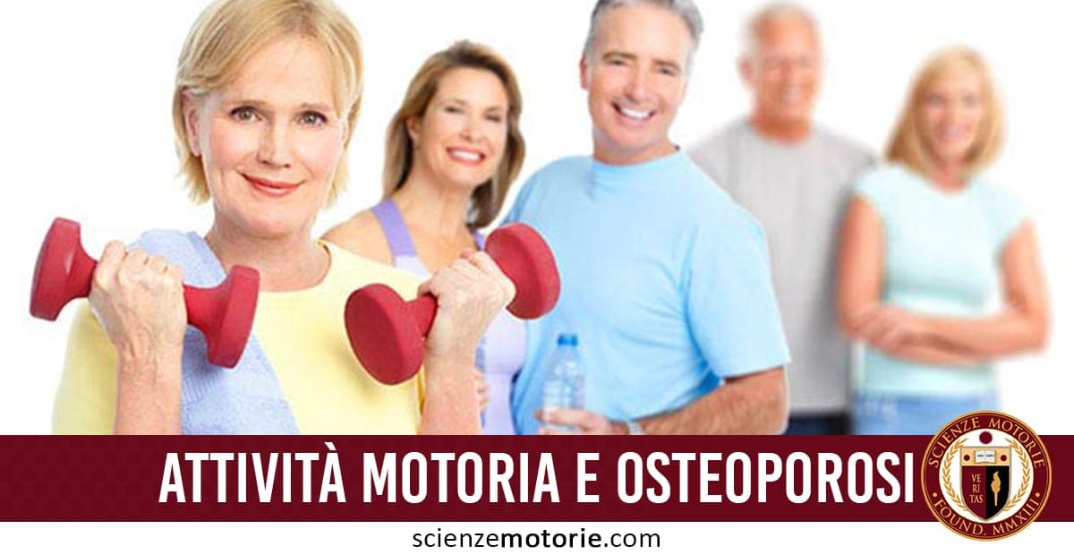 Gruppo di persone anziane sorridenti che praticano attività motoria in palestra, con donna in primo piano che tiene manubri rossi; promozione del benessere fisico e prevenzione dell'osteoporosi.