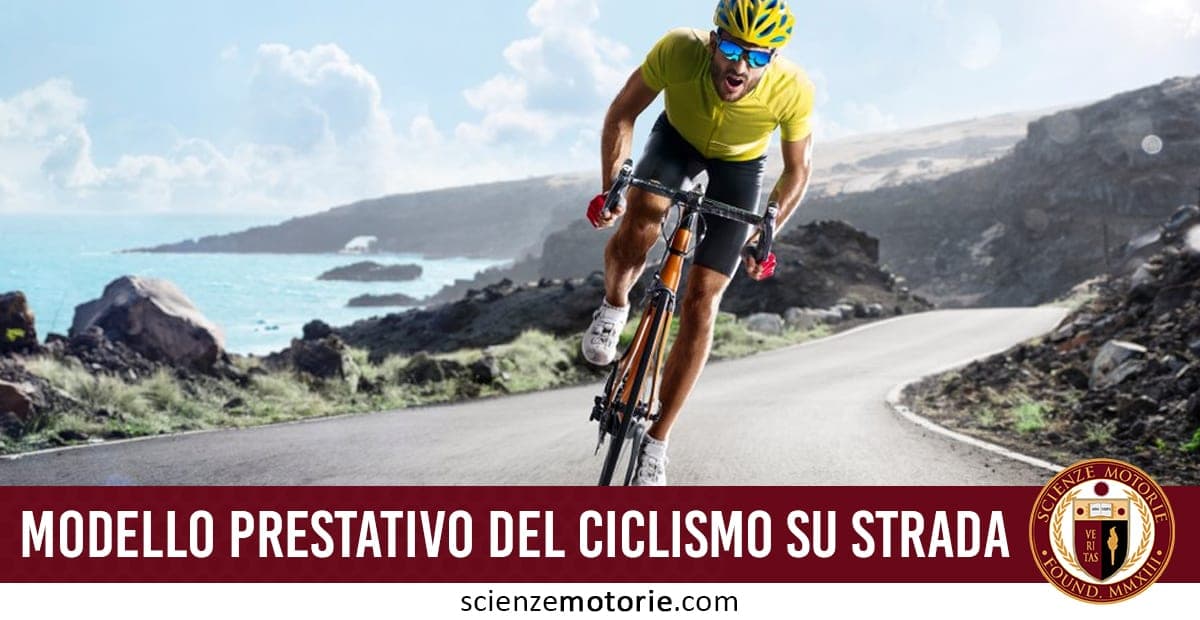 L'immagine mostra un ciclista su una strada panoramica lungo la costa, con abbigliamento sportivo e casco giallo. La scena evidenzia la sfida del ciclismo su strada. Il testo "MODELLO PRESTATIVO DEL CICLISMO SU STRADA" sottolinea l'importanza di un approccio scientifico per migliorare le performance, mentre il logo di Scienze Motorie è visibile nell'angolo inferiore.