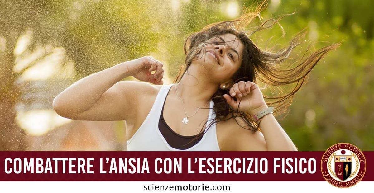Donna allegra che fa esercizio fisico all’aperto in un parco, con capelli mossi dall’energia; testo “Combattere l’ansia con l’esercizio fisico” e logo Scienze Motorie.
