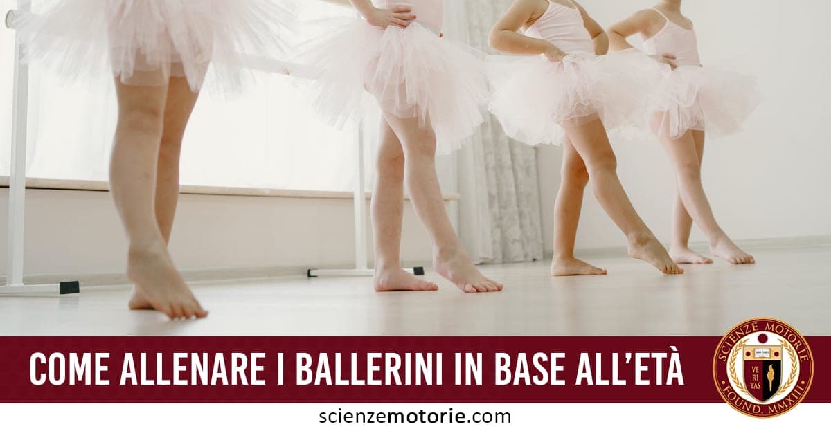 L’immagine mostra un gruppo di giovani ballerini in abbigliamento da danza classica, impegnati in una posa tecnica vicino alla sbarra. Il testo "Come allenare i ballerini in base all’età" evidenzia il focus formativo, completato dal logo Scienze Motorie