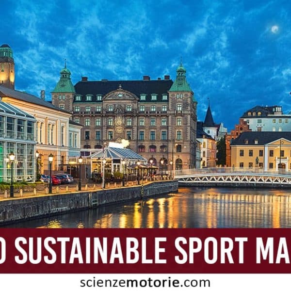 Canale urbano serale a Malmö, Svezia, con edifici illuminati lungo la riva, persone su un ponte e riflessi sull’acqua al crepuscolo.