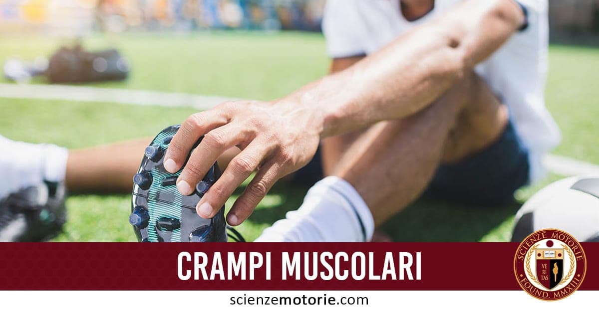 Persona seduta su un campo da calcio che tiene il piede con le mani per un crampo muscolare, con scritta “CRAMPI MUSCOLARI” e logo scienzemotorie.com.