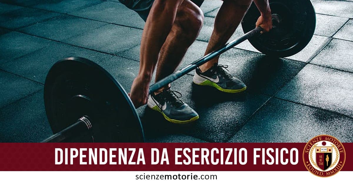 L'immagine ritrae una scena intensa di allenamento in palestra, con focus su una persona che solleva un bilanciere, evidenziando le gambe e l’attrezzo. In basso, una banda rossa con la scritta "DIPENDENZA DA ESERCIZIO FISICO" e il logo di Scienze Motorie introduce il tema dell’eccesso nell’attività fisica
