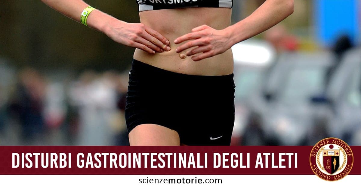 L’immagine mostra il busto ravvicinato di un’atleta che si tiene l’addome, esprimendo un possibile disagio. Indossa un top scuro, pantaloncini Nike e un braccialetto verde chiaro. Il contesto sportivo suggerisce disturbi gastrointestinali legati all’attività intensa. In basso, una fascia rossa con il testo “DISTURBI GASTROINTESTINALI DEGLI ATLETI” e il logo di ScienzeMotorie.com