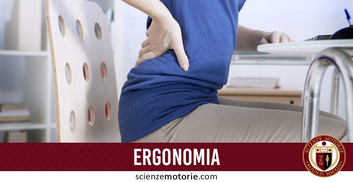 Persona seduta su sedia ergonomica si tiene la schiena con una mano, indicando dolore, con computer sulla scrivania e testo “Ergonomia”.