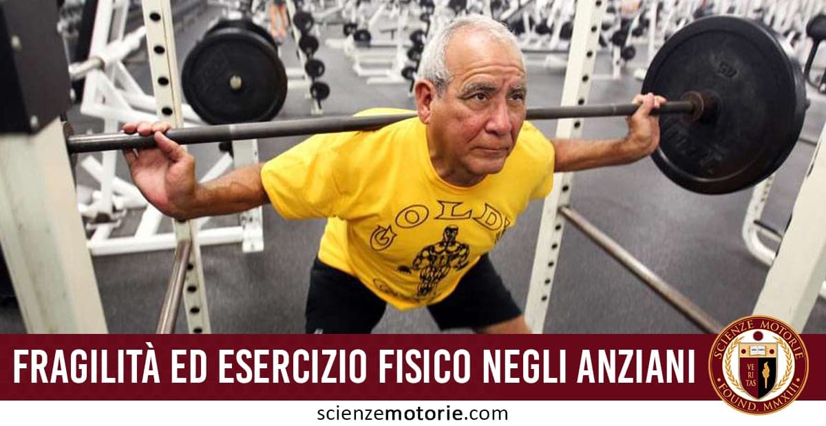 Uomo anziano che esegue uno squat con bilanciere in palestra, indossa maglietta gialla. Testo in basso: "FRAGILITÀ ED ESERCIZIO FISICO NEGLI ANZIANI" accompagnata dal logo di ScienzeMotorie.com