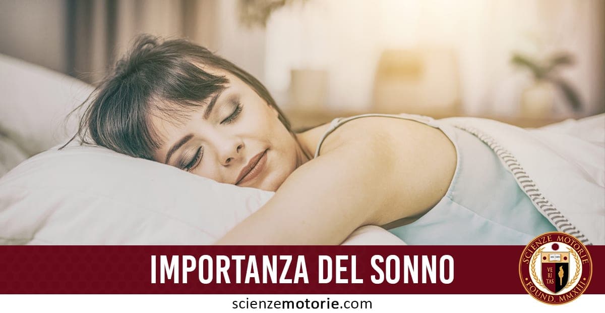 Donna dorme serenamente su un letto con coperta bianca; in basso, testo "IMPORTANZA DEL SONNO" e logo ScienzeMotorie.com.