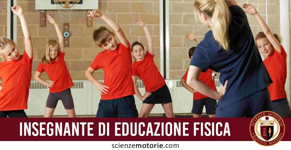 Bambini in palestra eseguono esercizi di stretching guidati da un'insegnante con maglietta blu scuro, in un ambiente scolastico con pareti in mattoni chiari e canestro da basket.