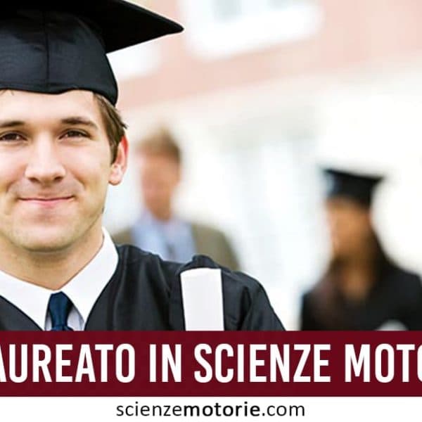 Giovane laureato in Scienze Motorie con tocco e toga neri che sorride tenendo un diploma.