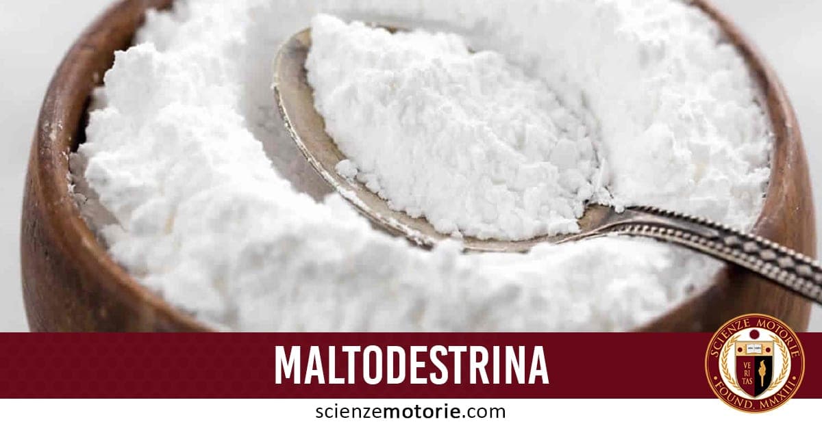 Ciotola di legno con polvere bianca di maltodestrina e un cucchiaio immerso, con la scritta "MALTODESTRINA" e il logo ScienzeMotorie.com in basso a destra