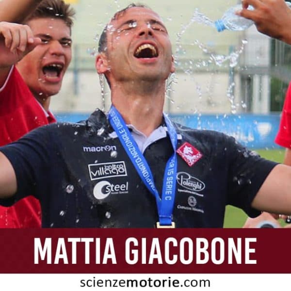 Mattia Giacobone esulta con una medaglia al collo durante una celebrazione sportiva all’aperto, spruzzato con acqua dai compagni.