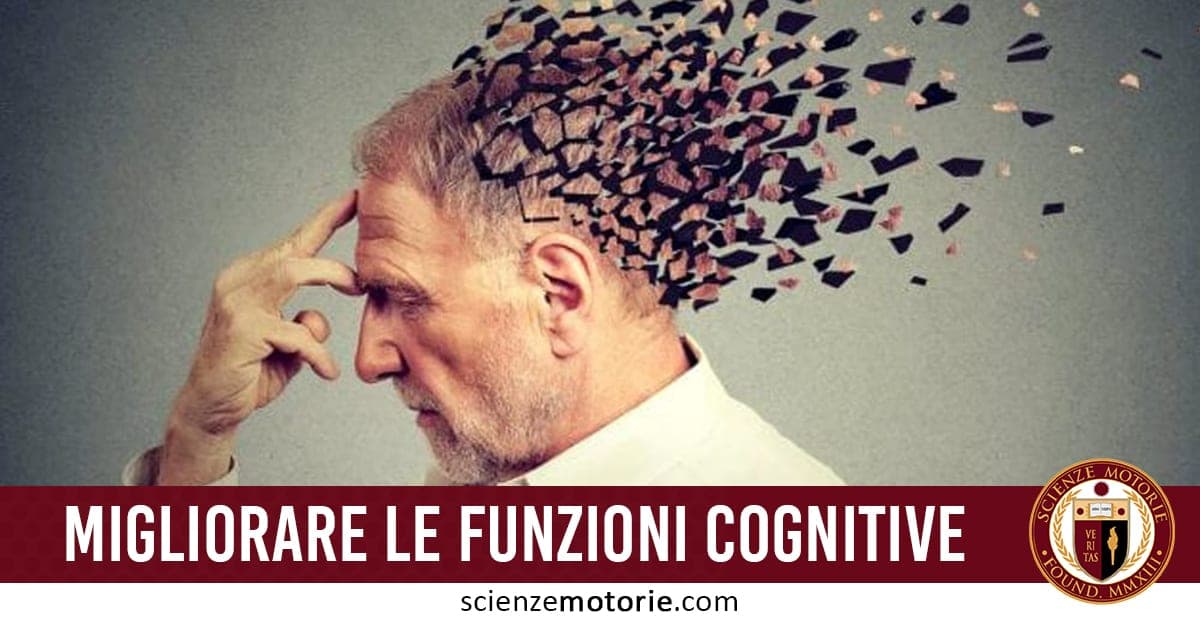 Un uomo anziano di profilo con la testa che si frammenta in particelle simboleggia la perdita di memoria o il declino cognitivo. L’immagine è accompagnata dal testo “MIGLIORARE LE FUNZIONI COGNITIVE” e fa riferimento a strategie o attività per supportare la salute cerebrale nella terza età. La scritta è accompagnata dal logo di Scienze Motorie