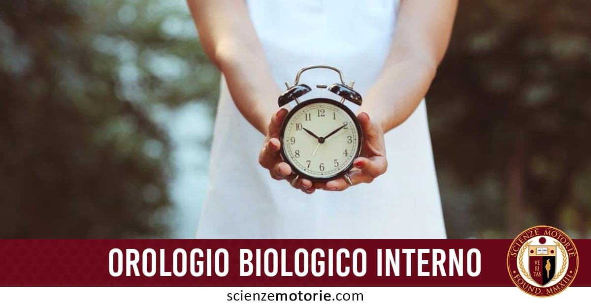 Persona con abito bianco che tiene in mano una sveglia nera, sfondo sfocato, fascia con scritta "OROLOGIO BIOLOGICO INTERNO" e logo Scienze Motorie.