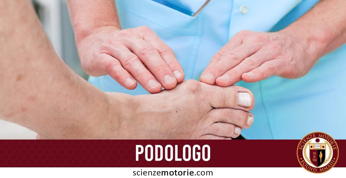 Podologo che esamina manualmente le dita del piede di un paziente durante una visita specialistica, con testo "PODOLOGO" e logo di scienzemotorie.com visibili in basso.