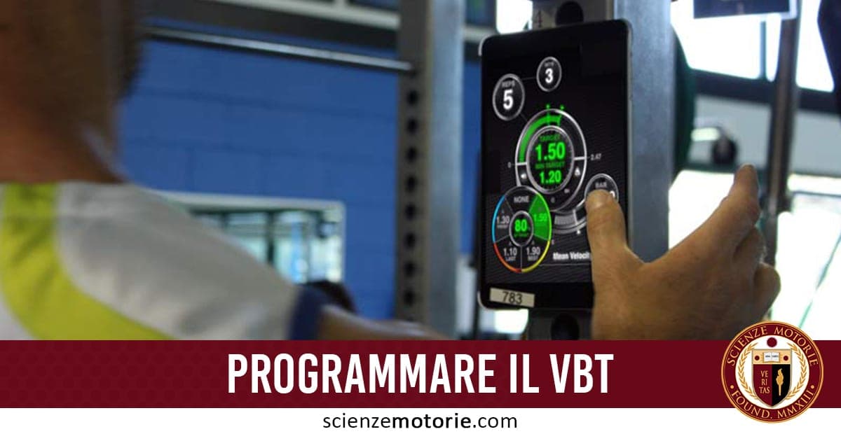 Persona che utilizza un tablet montato su attrezzatura da palestra con dati di performance visibili sullo schermo, scritta “PROGRAMMARE IL VBT” e logo di Scienze Motorie.